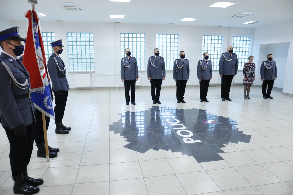 Na zdjęciu od lewej poczet sztandarowy w drugim planie po prawej kadra kierownicza Komendy Powiatowej Policji w Świdniku.