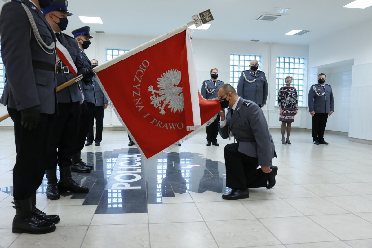 Odchodzący na emeryturę młodszy inspektor Sławomir Kwiatkowski zgodnie z policyjnym ceremoniałem pożegnał się ze sztandarem.