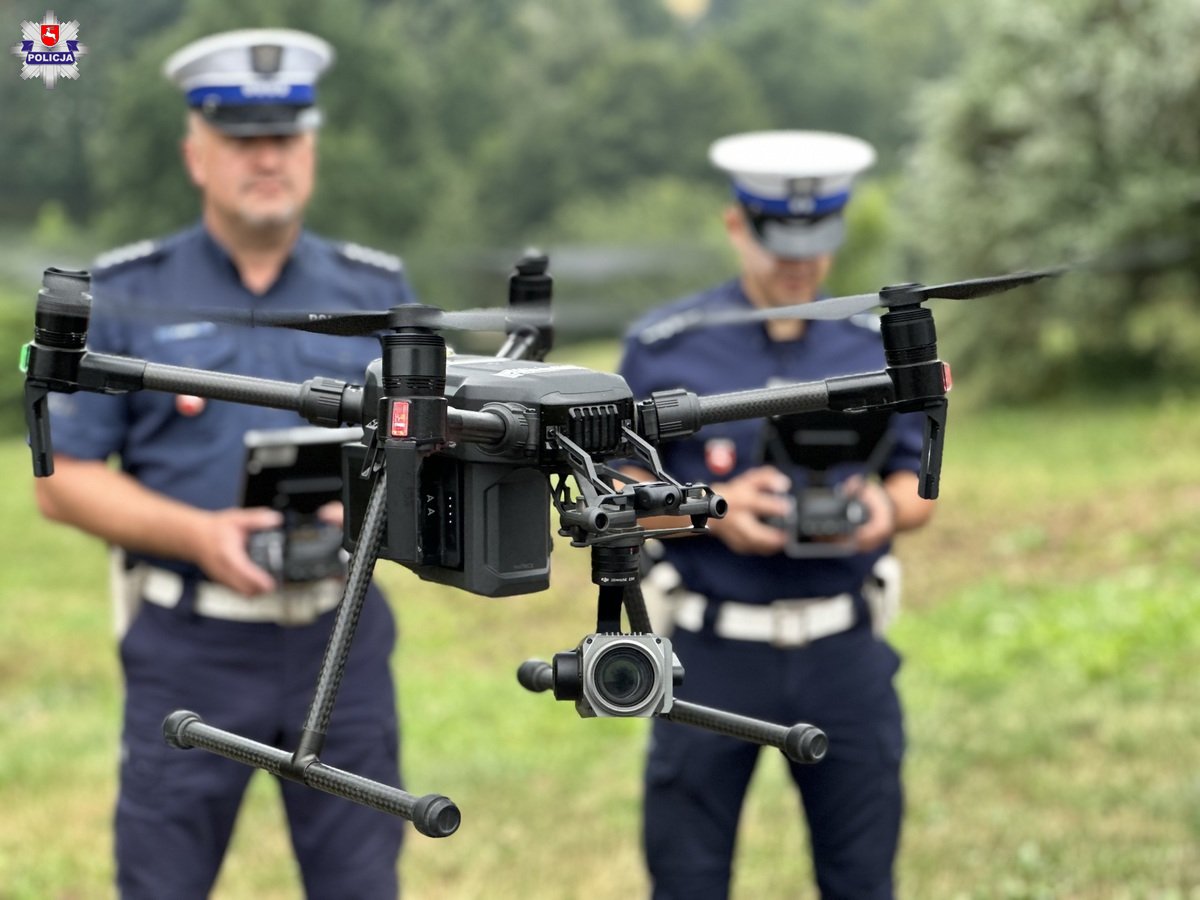 policjanci z dronem