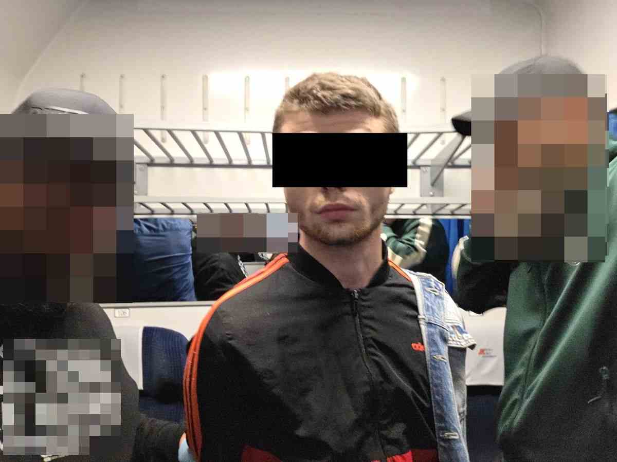 Policjanci zatrzymali mężczyznę w wagonie kolejowym.