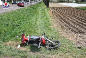 skuter leżący w rowie na poboczu