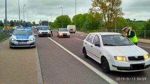 policjanci sprawdzający trzeźwość kierujących