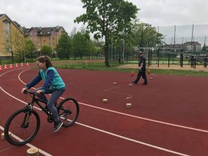 zawodniczka pokonująca na rowerze tor przeszkód