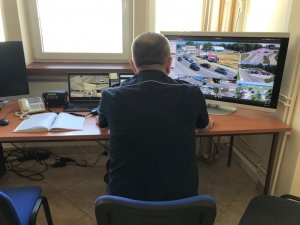 policjant oglądający monitoring miejski