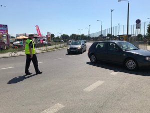 policjant ruchu drogowego kierujący ruchem