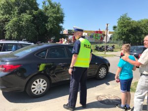 policjant ruchu drogowego kierujący ruchem