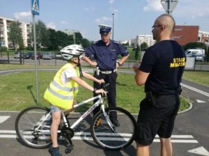 policjant egzaminujący rowerzystów