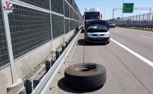 oderwane koło i uszkodzone auto