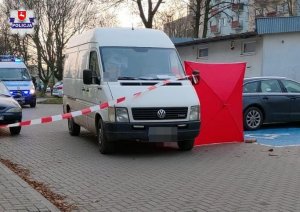 miejsce zdarzenia biały bus i parawan