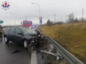 uszkodzony pojazd w zdarzeniu przy barierach energochłonnych