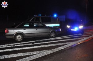 zdjęcie wykonane w porze nocnej widać radiowóz i uszkodzony pojazd