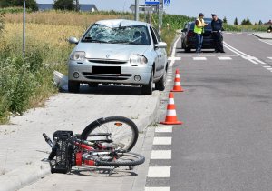 miejsce zdarzenia leżący rower i auto biorące udział w zdarzeniu