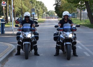 dwóch policjantów ruchu drogowego na motocyklach służbowych