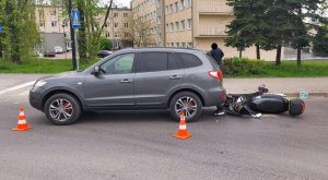 samochód i lezący skuter