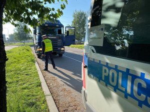 policjant kontrolujący pojazd ciężarowy