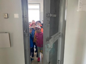 dzieci za drzwiami