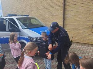 policjant z dziećmi