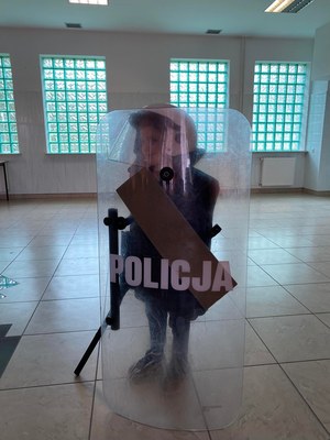 dziecko w stroju policjanta