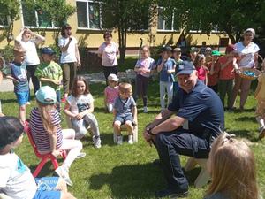 dzieci i policjant