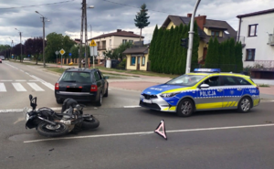 miejsce zdarzenia, przewrócony motocykl, audi i radiowóz