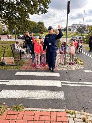 dzieci i policjanci