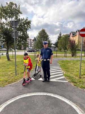 dzieci i policjanci