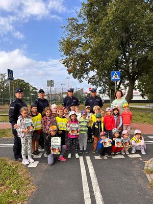 dzieci i policjanci