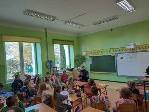 zajęcia w klasie z policjantką