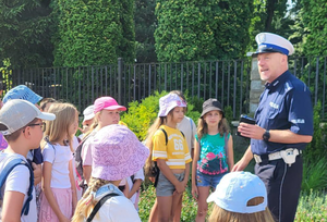 policjant rozmawia z dziećmi