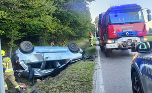 samochód w rowie na dachu