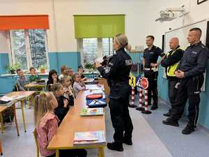 policjanci w szkole na spotkaniu