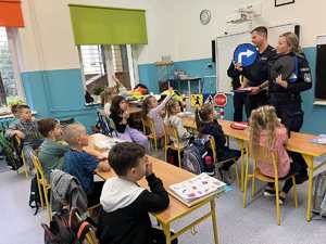 policjanci w szkole na spotkaniu