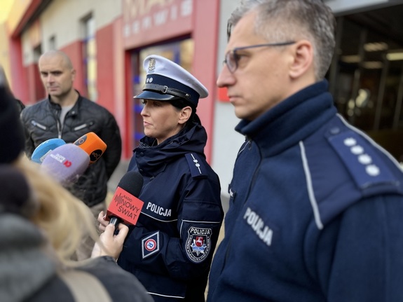 policjanci podczas briefingu prasowego