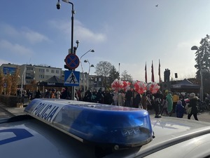 policjanci zabezpieczają biegi