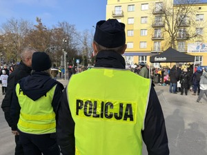 policjanci zabezpieczają biegi