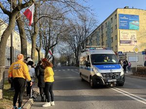 policjanci zabezpieczają biegi