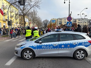 policjanci zabezpieczają biegi