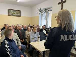 policjantka prowadząca spotkanie