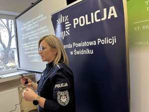 policjantka prowadząca spotkanie