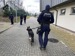 policjanci podczas ćwiczeń na obiektach sportowych