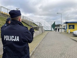 policjanci podczas ćwiczeń na obiektach sportowych