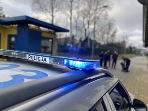 policjanci podczas ćwiczeń na obiektach sportowych