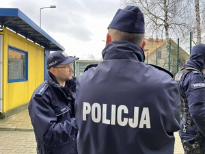 policjanci podczas ćwiczeń na obiektach sportowych