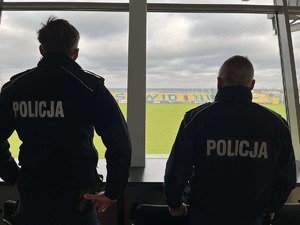 policjanci podczas ćwiczeń na obiektach sportowych