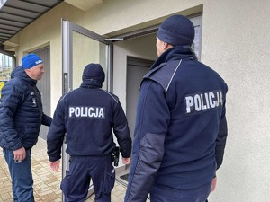 policjanci podczas ćwiczeń na obiektach sportowych