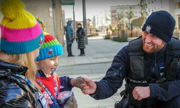 policjant z dzieckiem