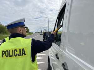 policjant badający trzeźwość