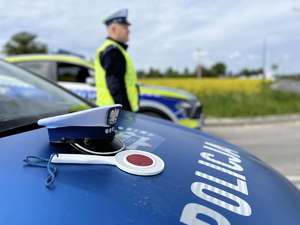 policjant przy radiowozie