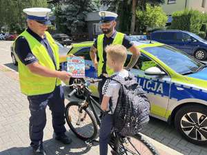 policjanci z dzieckiem