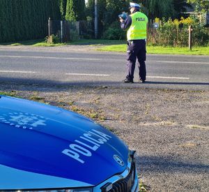 policjant przy radiowozie